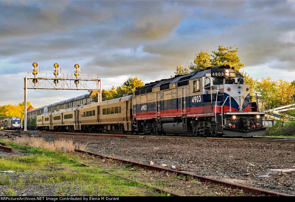 MNCR 4903 on train 61